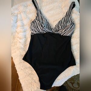 Black & White Profile By Gottex Size 10 Swimsuit